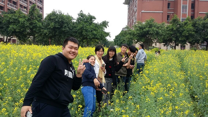 周凤华老师与同学们赏油菜花3.jpg