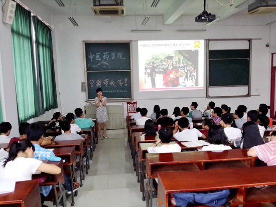 兼职辅导员周凤华老师主持经验交流会.jpg