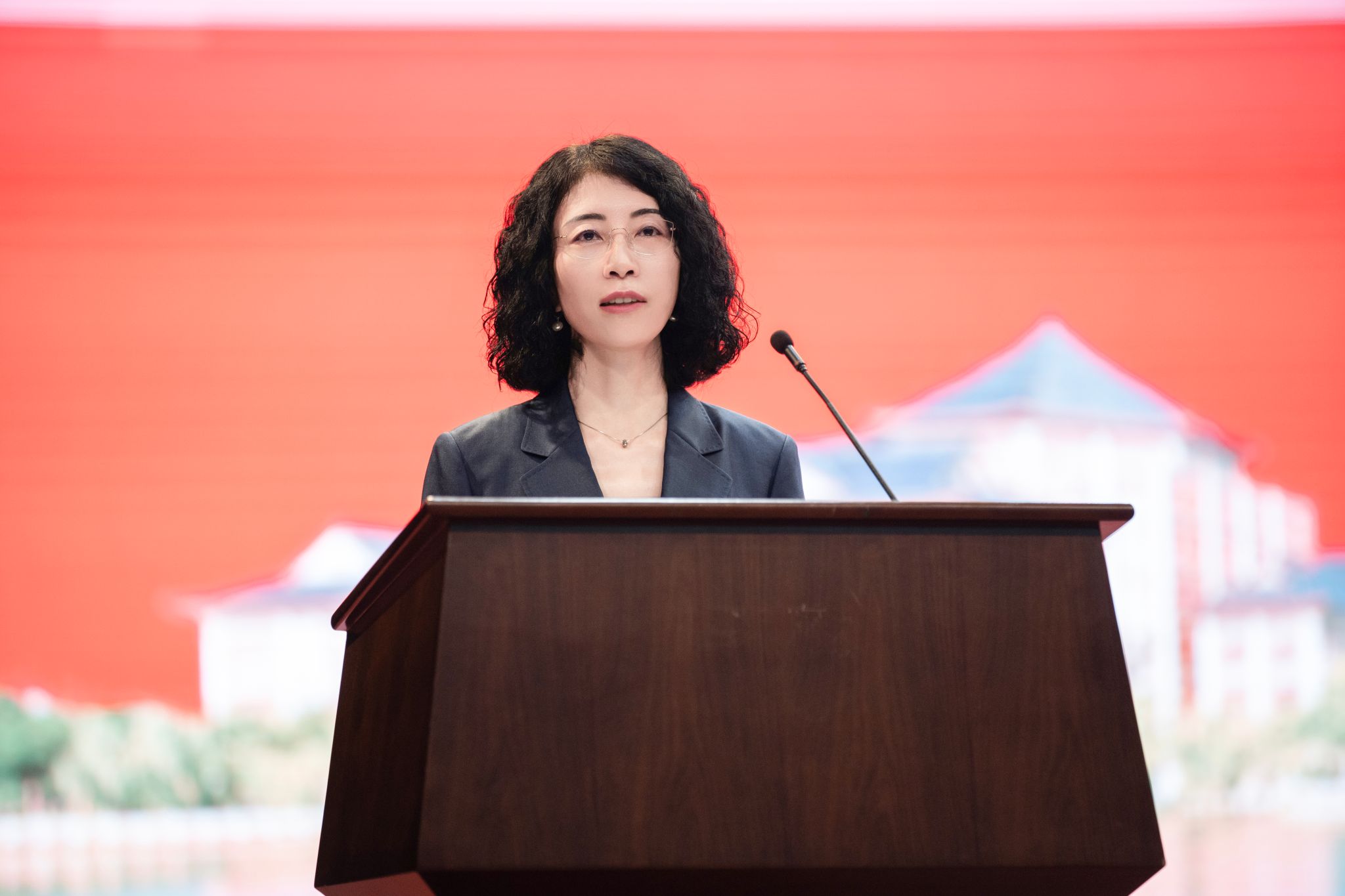 在2025级研究生开学典礼上的讲…