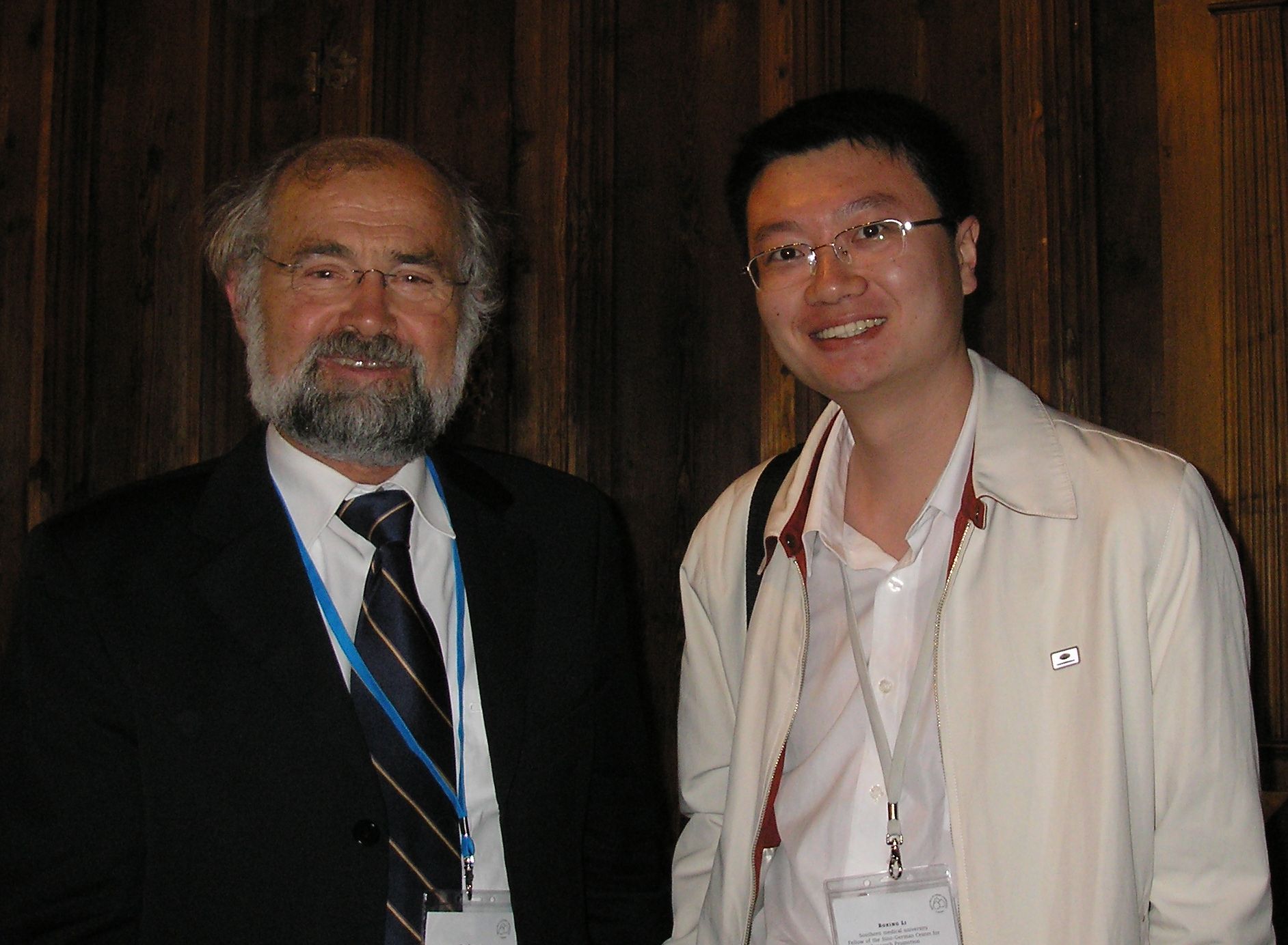 2006级神经生物学博士李勃兴获赴德参加诺贝尔奖获得者大会资格与1991年诺贝尔奖得主Neher合影.JPG