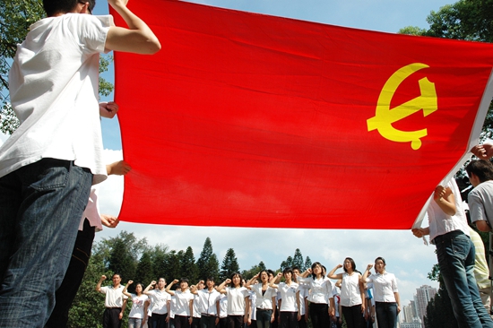 学生党员面向党旗宣誓.JPG