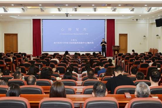 心脏骤停、AED使用……行政人员练“救”真本事