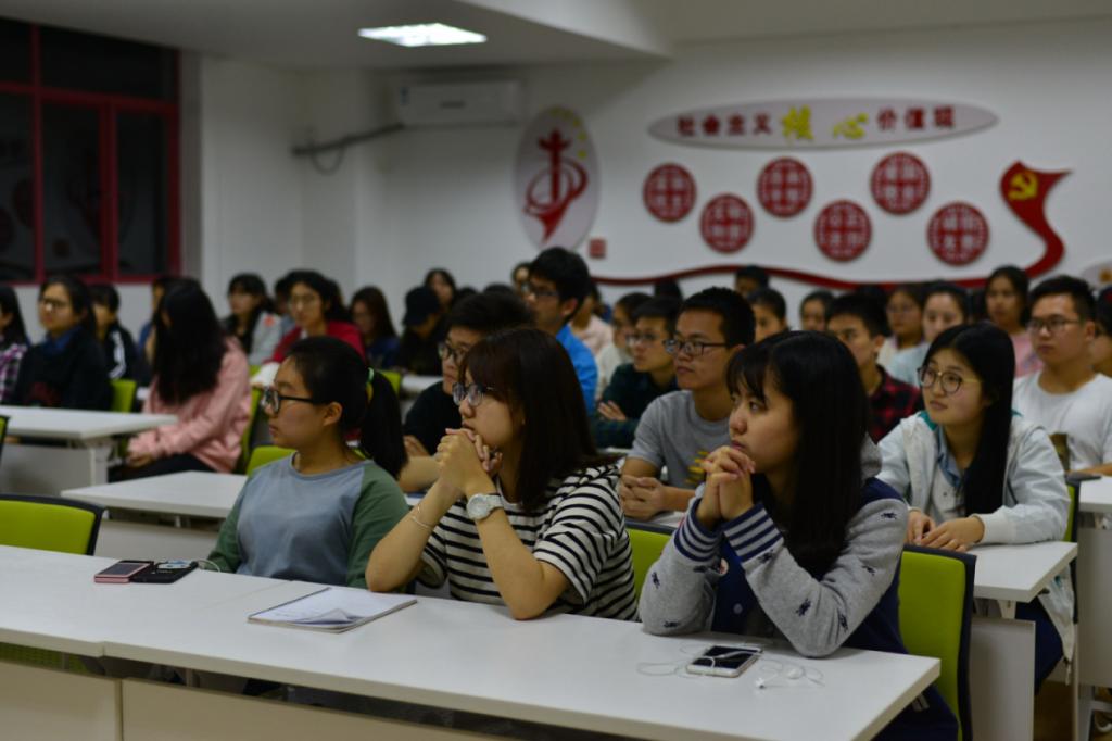 洪亦卿鼓励大家树立专业自信,树立个人自信,立足法学专业,发展自身