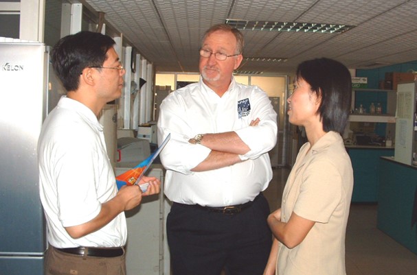 2002年与到访国外专家交流