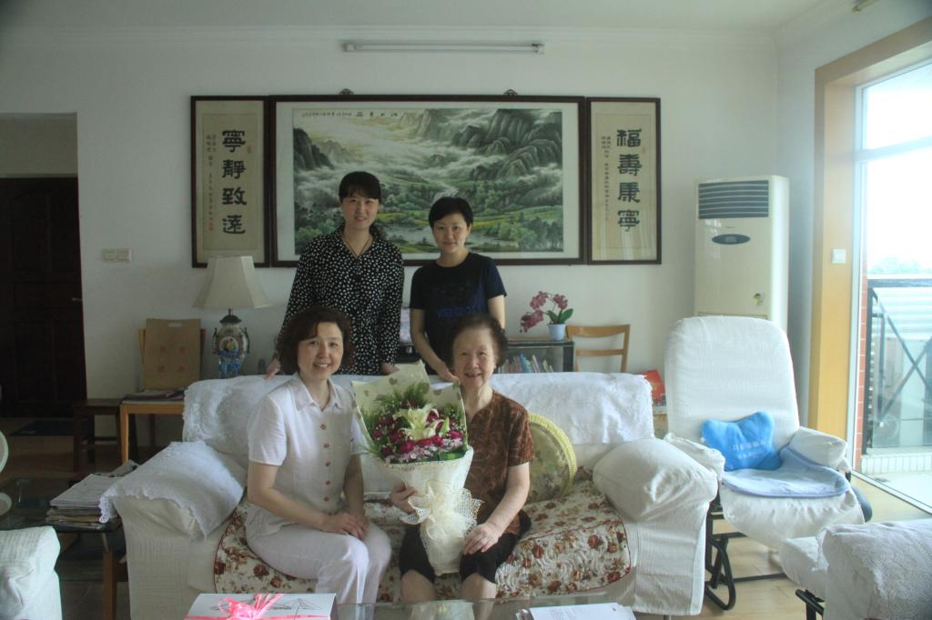 耄耋之年,祝福声声--学校退委会为年满八十岁的