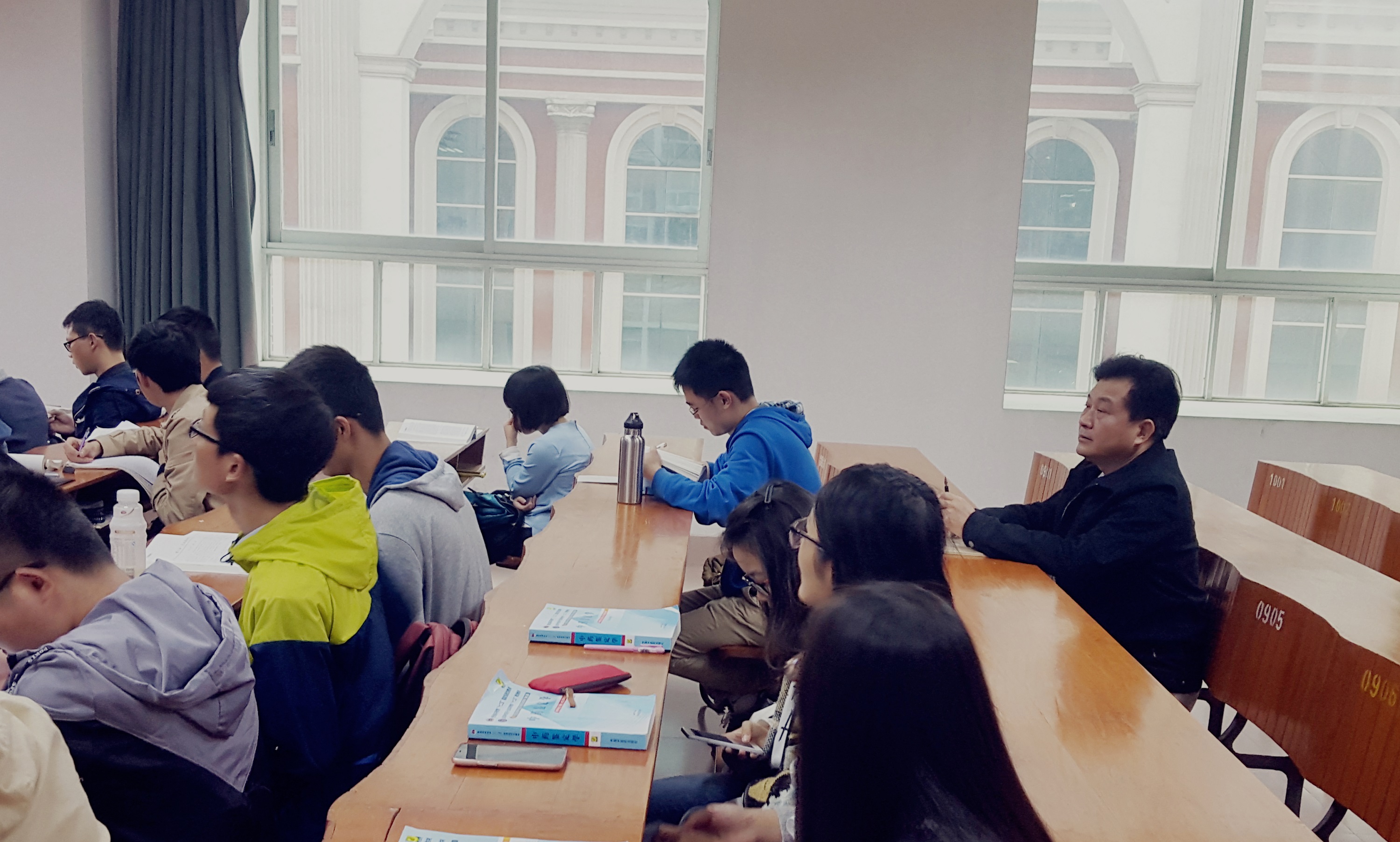 吕志平院长与2013级中西医临床医学专业的同学们一同听《中医内科学》课程.jpg