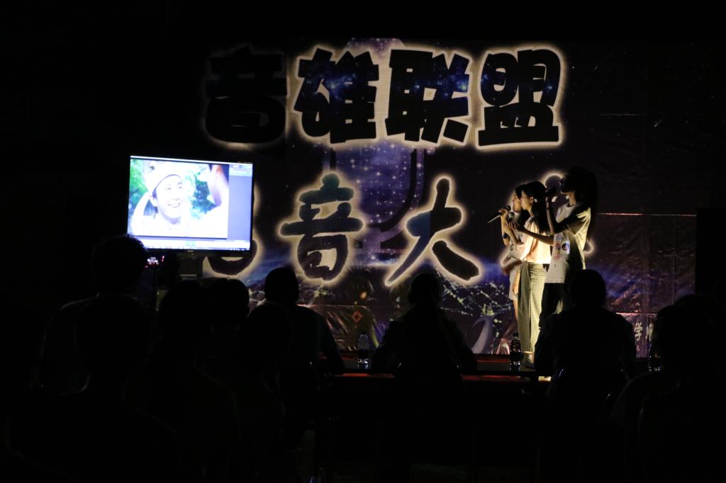 选手正在认真配音，演绎出精彩的角色.JPG